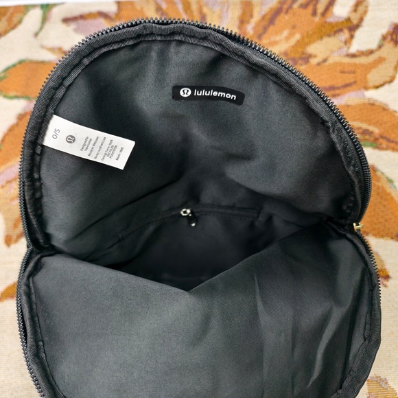 lululemon athletica Festival Bag 5L • Black/Gold • New - Picture 6 of 7